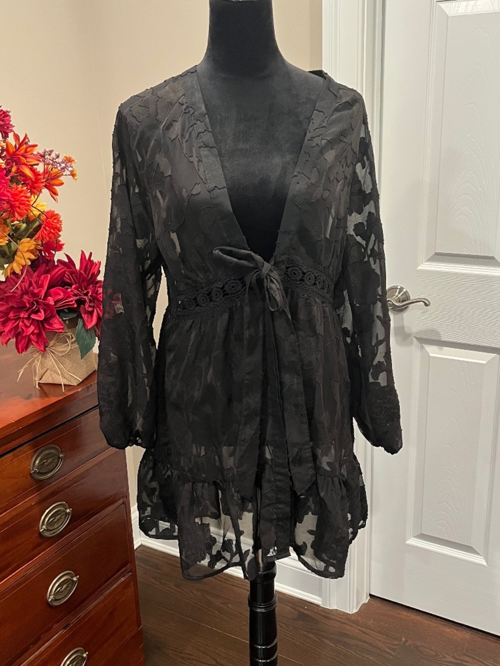 Dizzire Black Lace Embroidery Tie-Front Robe / Swim Coverup L